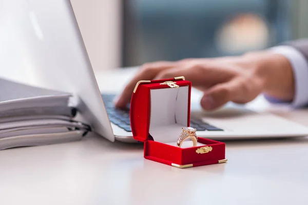 Concepto romántico con el hombre haciendo propuesta de matrimonio —  Fotos de Stock