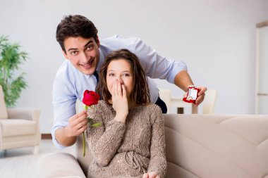 Evlilik teklifi yapan bir adamın romantik konsepti.