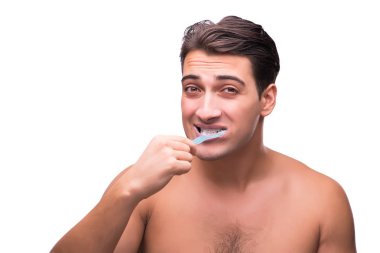 Adam beyaz izole Dişlerini fırçalıyor