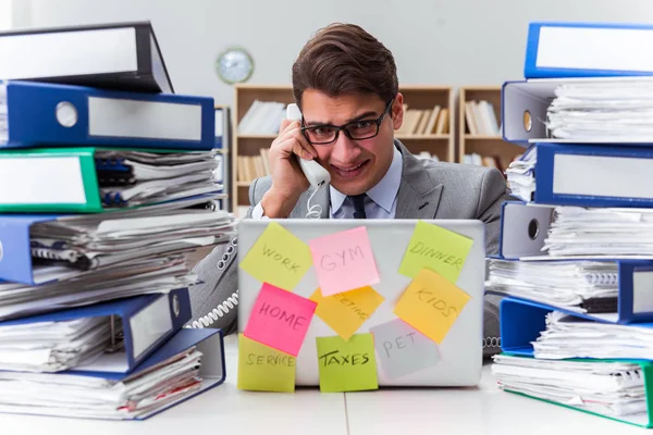 Geschäftsmann kämpft mit mehreren Prioritäten — Stockfoto