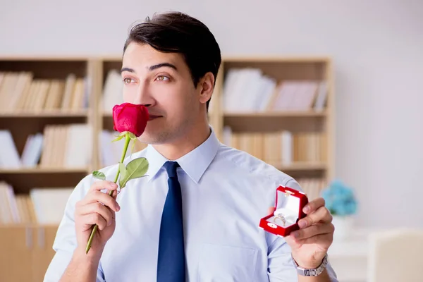 Concepto romántico con el hombre haciendo propuesta de matrimonio —  Fotos de Stock