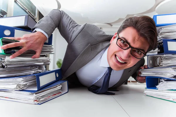 Empresário sob estresse devido ao excesso de trabalho — Fotografia de Stock
