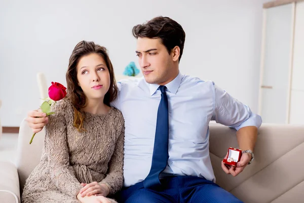 Conceito romântico com o homem fazendo proposta de casamento — Fotografia de Stock