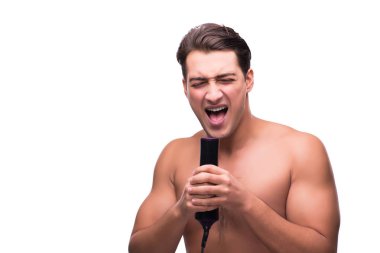 Adam beyaz izole saç kurutma makinesi ile
