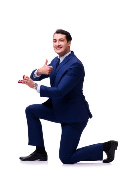 Evlilik teklifi yapan bir adamın romantik konsepti.