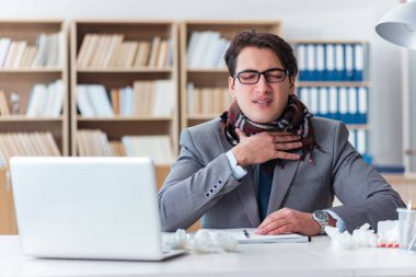 Hasta işadamı, ofiste hastalık yüzünden acı çekiyor.