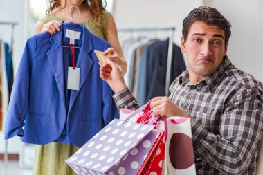 Adam alışveriş nedeniyle borç içine alma