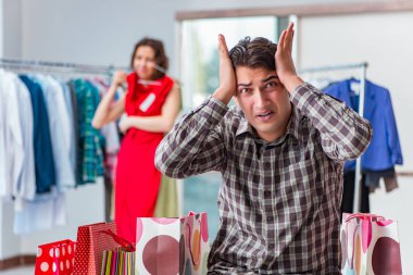 Karısı için Noel alışveriş sırasında bekleyen adam