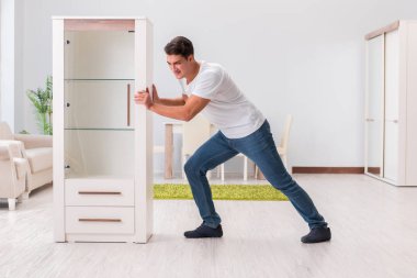 Adam hareketli mobilya ev