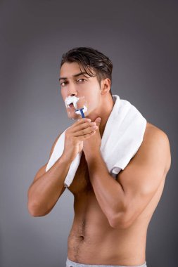 Yakışıklı adam koyu arka planı tıraş