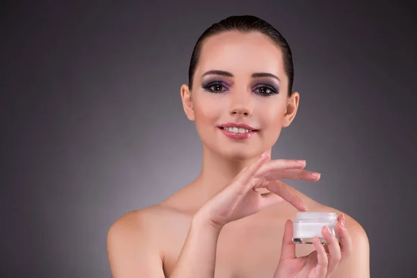 Mujer aplicando crema en concepto de belleza —  Fotos de Stock