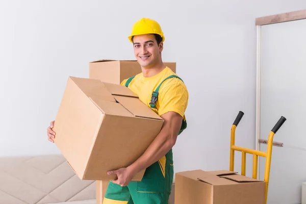 Trabajador de transporte entregando cajas a domicilio — Foto de Stock