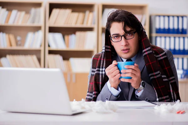 Hasta işadamı, ofiste hastalık yüzünden acı çekiyor.