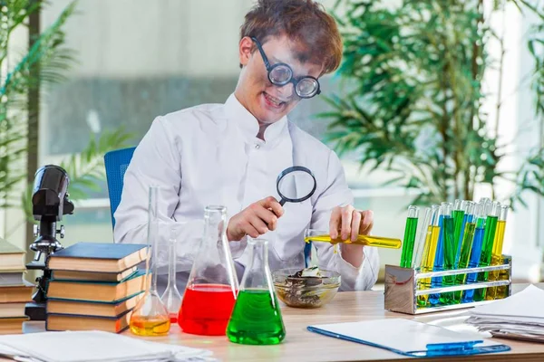 실험실에서 일 하는 젊은 미친 화학자 — 스톡 사진