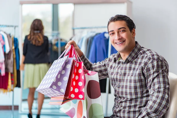 Mutlu koca karısıyla alışveriş