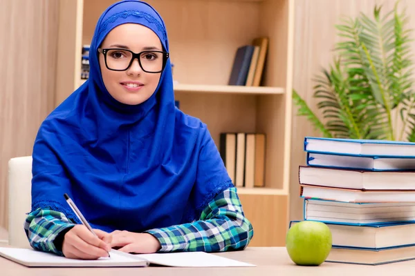 穆斯林女孩为入学考试做准备 — 图库照片