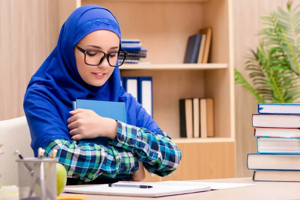 Moslim meisje vermelding examens voorbereiden — Stockfoto