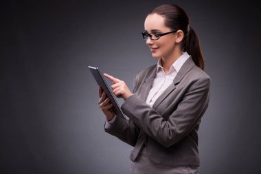 İş konseptinde tablet bilgisayarı olan kadın