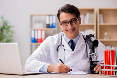 Laboratuarda çalışan adam doktor