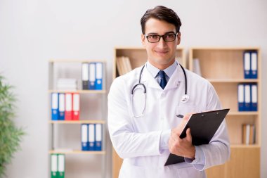 Hastanede çalışan genç bir doktor.