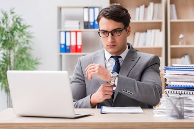 ofiste çalışan yakışıklı işadamı