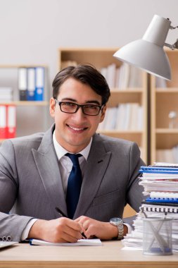 ofiste çalışan yakışıklı işadamı