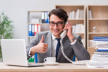 ofiste çalışan yakışıklı işadamı