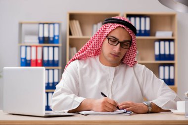 Ofiste çalışan Arap işadamı.