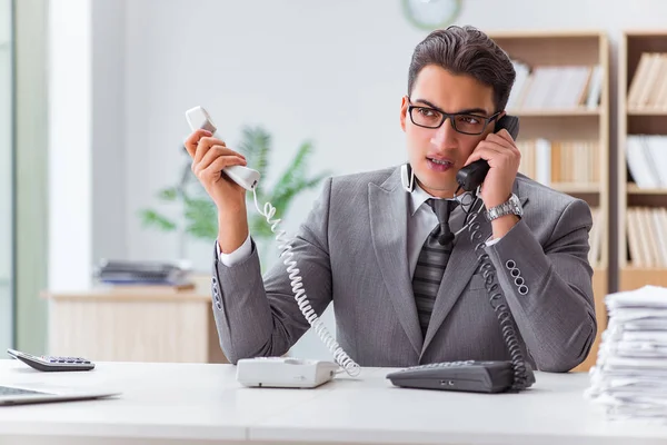 Rozzlobený helpdesk operátor v kanceláři — Stock fotografie