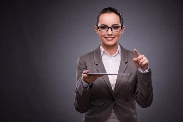 Frau mit Tablet-Computer im Geschäftskonzept — Stockfoto