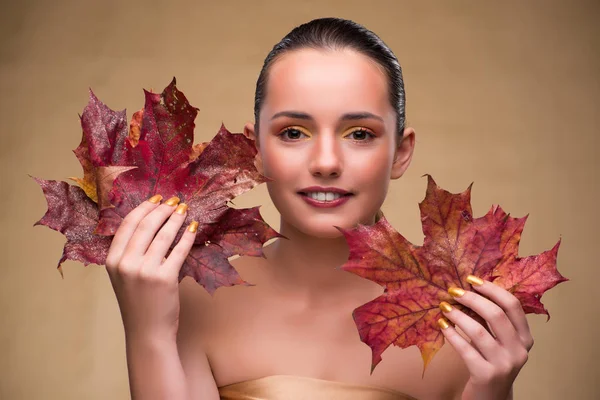 Mulher bonita em com outono folhas secas — Fotografia de Stock