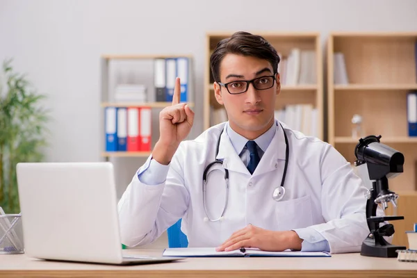 Junge erwachsene Ärztin mit Laptop — Stockfoto