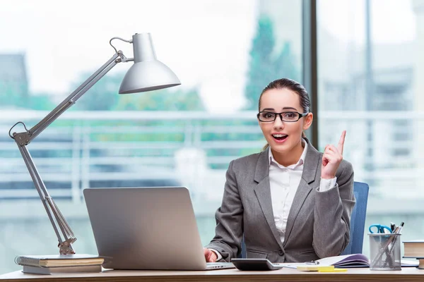 Femme d'affaires assise à son bureau dans le concept d'entreprise — Photo