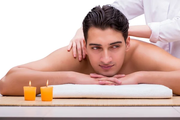 Hezký muž během masáže v lázních — Stock fotografie