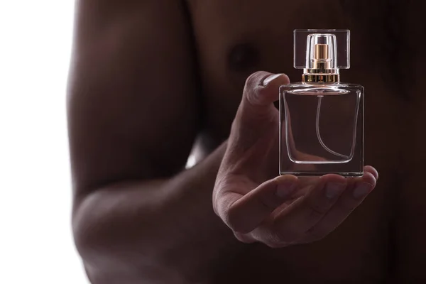 Homme sexy avec bouteille de parfum — Photo