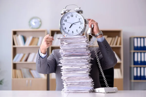 Geschäftsmann kämpft mit schwierigen Fristen — Stockfoto