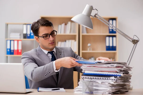 Handsome businessman working in the office — Stock Photo, Image
