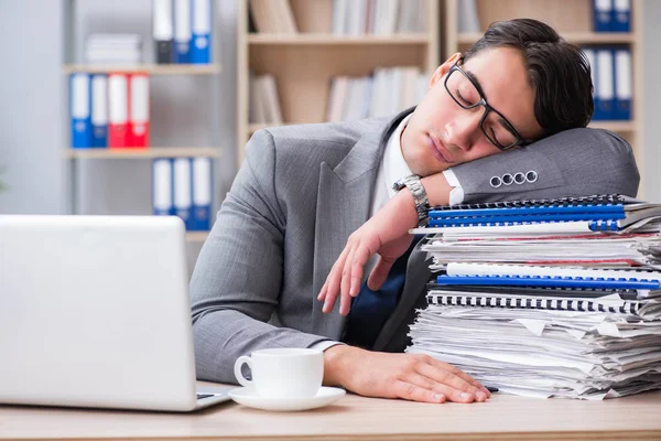 ofiste çalışan yakışıklı işadamı