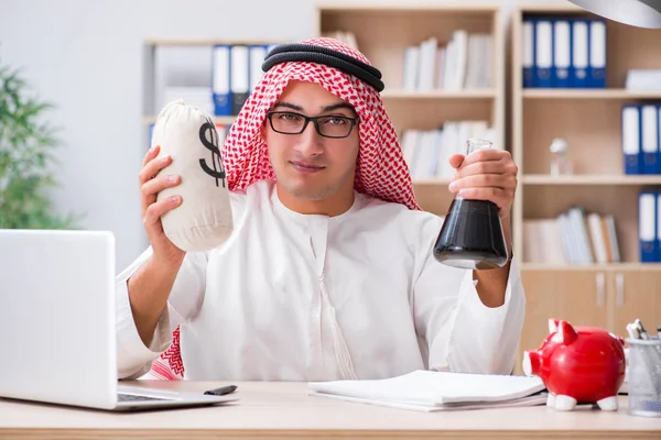 Joven empresario árabe en concepto de negocio — Foto de Stock