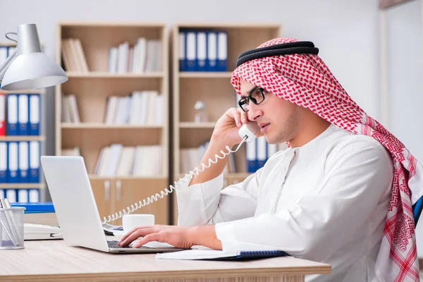 Pengusaha muda arab dalam konsep bisnis — Stok Foto