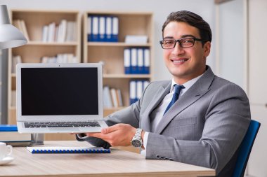 ofiste çalışan yakışıklı işadamı