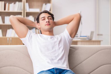 Rahatlatıcı kanepe koltuk içinde oturan genç adam