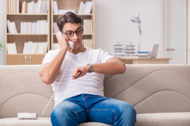 Koltukta yalan telefonda konuşan genç adam