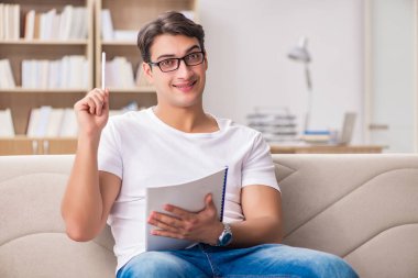 Kanepede oturan adam.