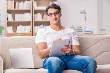 Kanepede oturan adam.