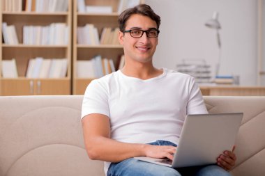 Kanepede oturan adam.