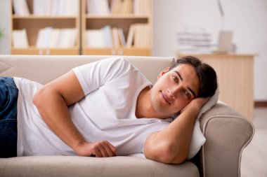 Kanepe koltukta uyuyan genç adam