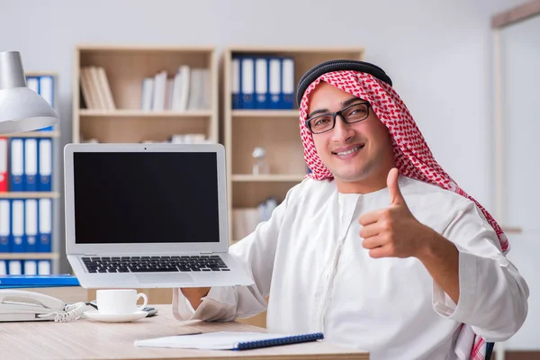 Joven empresario árabe en concepto de negocio — Foto de Stock