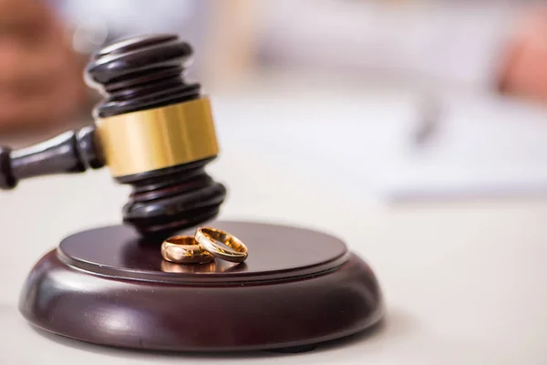 Judge gavel deciding on marriage divorce — Stock Photo, Image