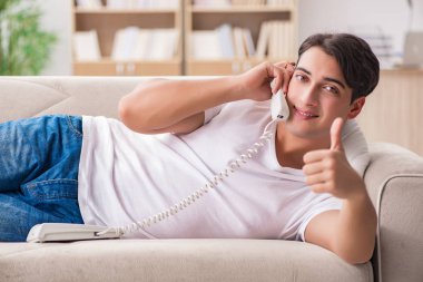 Koltukta yalan telefonda konuşan genç adam